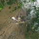 En la cima del volcán ahora se puede ver un enorme lago.
Foto: Joshua Stevens (NASA Earth Observatory)